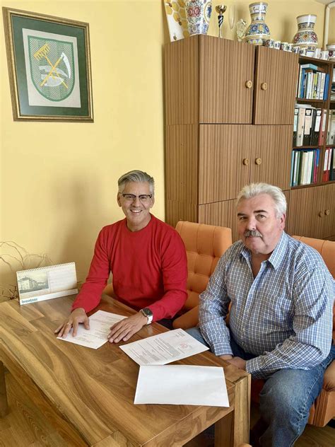 Deti sa učia plávať pod dohľadom inštruktora