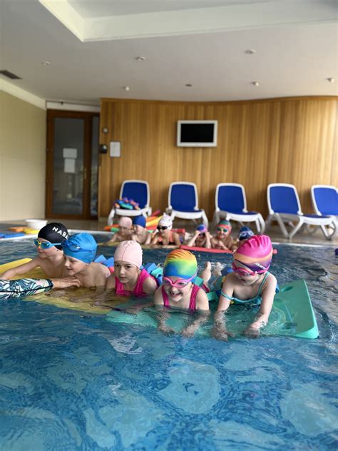 Šťastné deti po kurze plávania