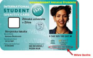 Ilustračná fotografia žiaka s preukazom ISIC