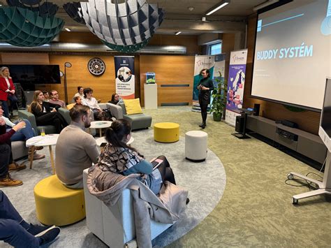 Ilustračná fotografia študentov pri počítačoch v univerzitnom prostredí