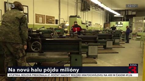 Študenti pracujúci na sústruhu počas praktického vyučovania