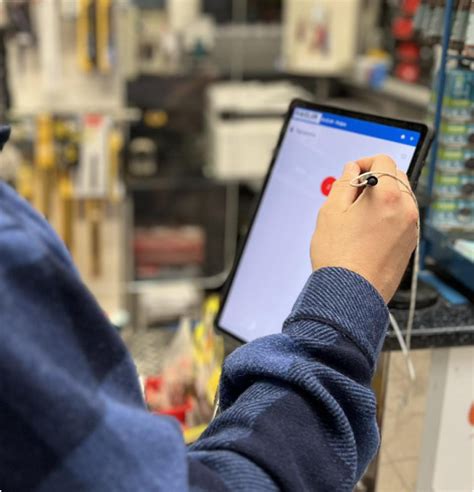 Študenti pracujúci s moderným softvérom