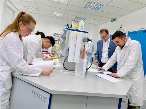 Študenti ošetrovateľstva v moderných laboratóriách