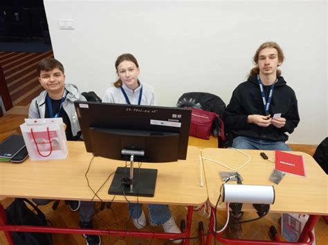 Deti pracujúce s micro:bitmi