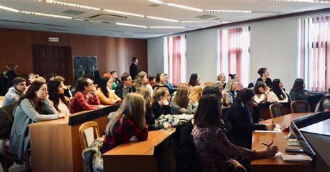 Študenti na univerzitnom kampuse