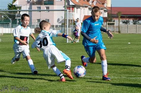 Študenti hrajúci futbal