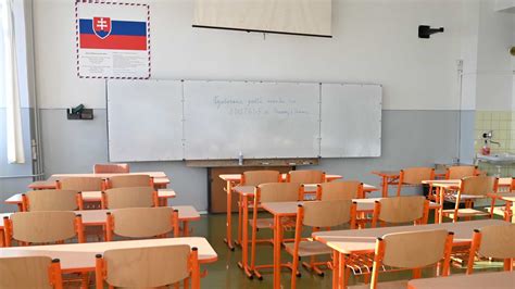 Školská trieda s deťmi pri písaní