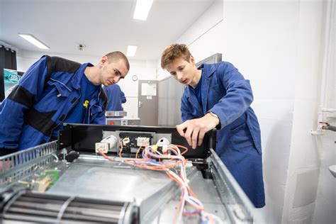 Študenti pracujúci s modernými domácimi spotrebičmi v odbornej učebni SOŠ technickej Piešťany