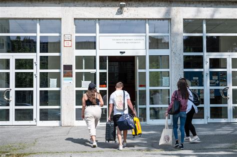 študent podáva žiadosť na študijnom oddelení