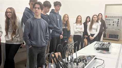 Ilustračná fotografia študentov na praktickom vyučovaní