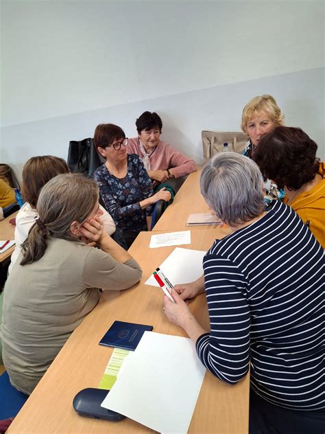 Študenti na skupinovej aktivite v prírode