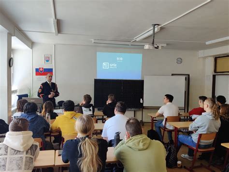 študenti diskutujúci o možnostiach vzdelávania