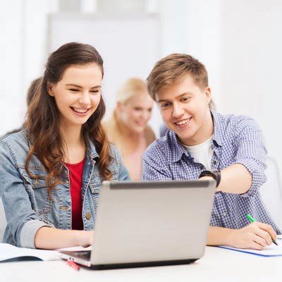 Ilustračná fotografia študenta používajúceho notebook