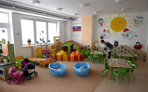 Ilustračná fotografia riaditeľky materskej školy s deťmi.