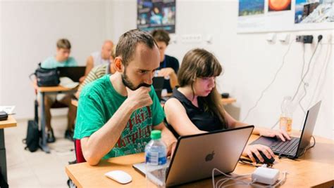 Študenti pracujúci na projekte