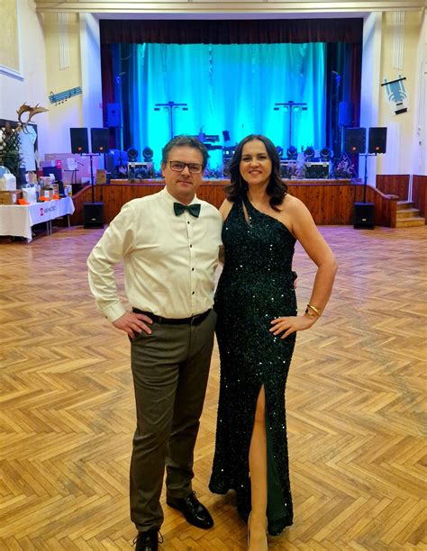 zákazníci na poľovníckom plese