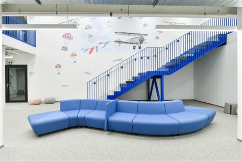 Interiér modernej univerzitnej študovne s počítačmi a študijnými miestami