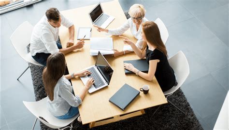 Študenti na praxi v modernom pracovnom prostredí