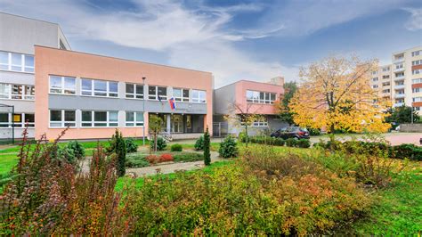 Školská budova Gymnázia Jána Hollého