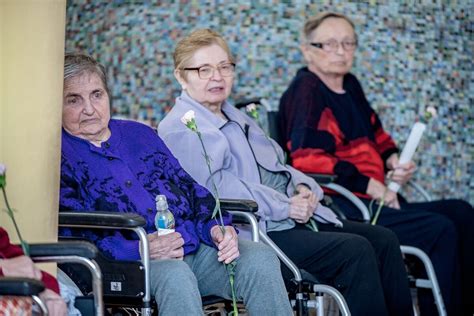 Ilustračná fotografia seniorov na univerzitnej pôde