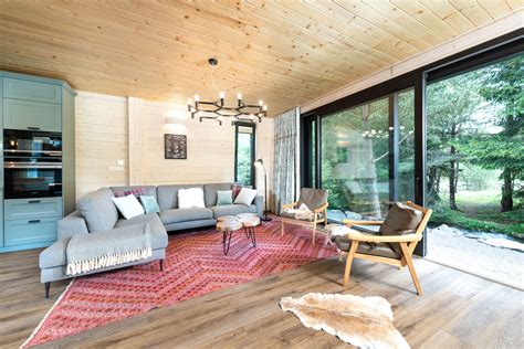 Interiér útulnej drevenice s krbom