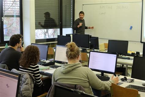 Ilustračná fotografia študenta pracujúceho na počítači