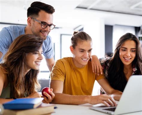 Študenti pracujúci na počítačoch v modernej učebni