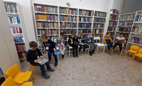 Študent využívajúci mobilnú aplikáciu v knižnici