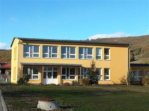 Budova školy a materskej školy v Podbieli