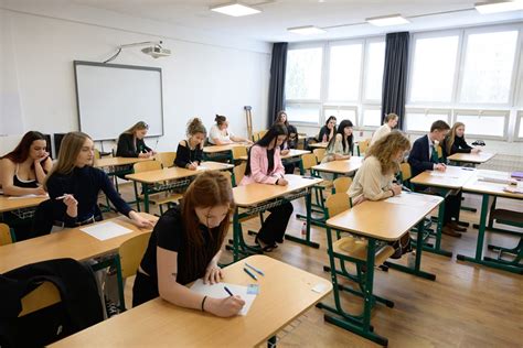 Študenti píšuci test