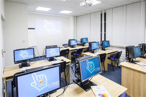 Študenti pracujúci s počítačmi v učebni informatiky