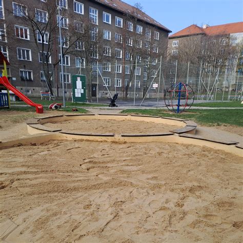 Povrchy tlmiace náraz na detských ihriskách