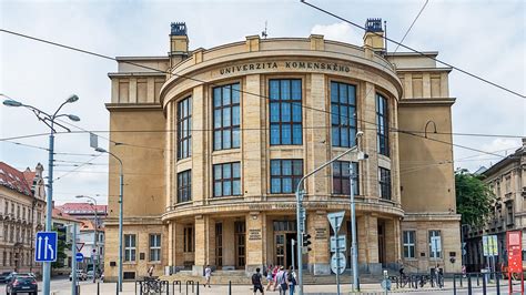 Pamätník Michaila Lomonosova pred univerzitou