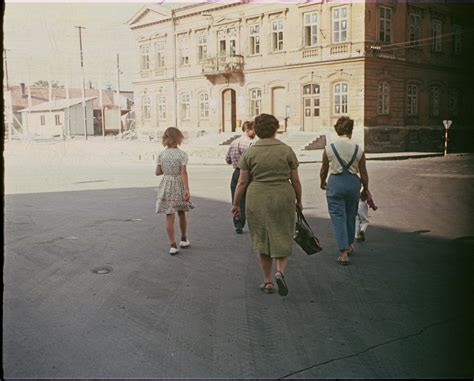 Ilustračná fotografia študentov pred univerzitnou budovou