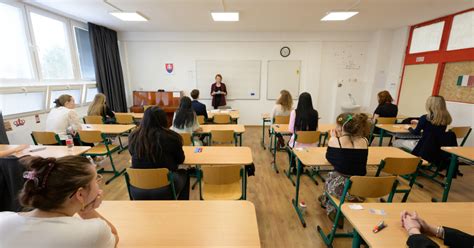 Ilustračná fotografia študentov pri skúške z anglického jazyka