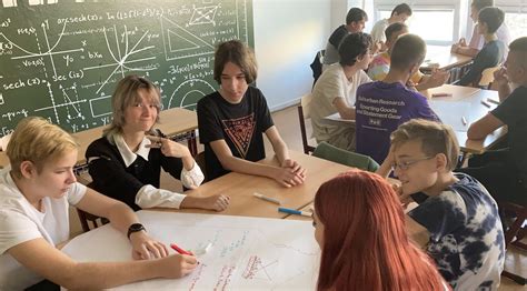 Študenti pracujúci v ateliéri