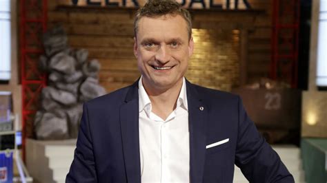 Marcel Forgáč moderuje televíznu reláciu