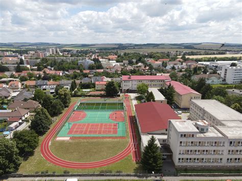 Areál Obchodnej akadémie Nevädzová s zeleňou