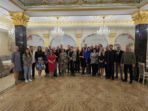 Ilustrácia znázorňujúca diskusiu na vedeckej konferencii