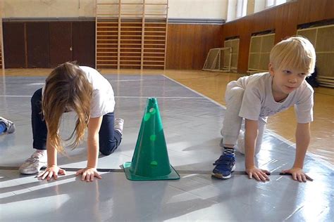 Študenti na hodine technickej výchovy