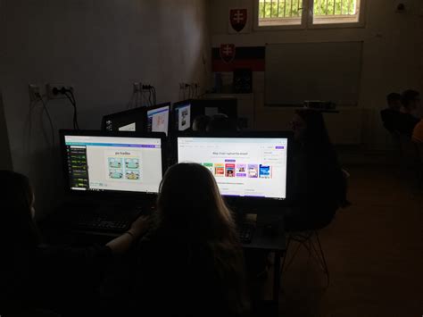 Ilustračná fotografia študentov na hodine informatiky