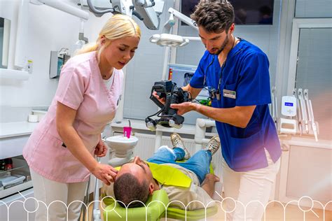 Ilustrácia zubného lekára pri práci