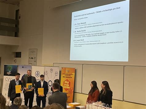 Ilustrácia študentov prezentujúcich na vedeckej konferencii