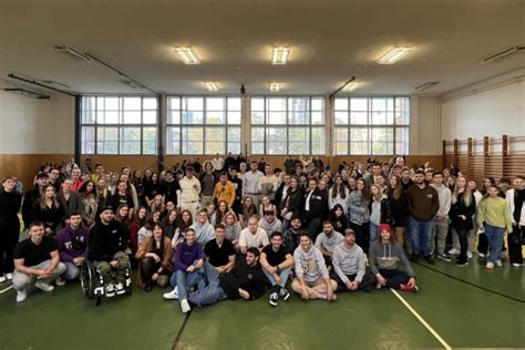 Mladí ľudia v laboratóriu pri práci