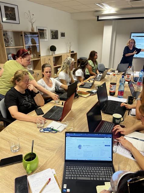 Interiér moderného vedeckého laboratória