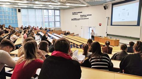 Študenti na pôde univerzity