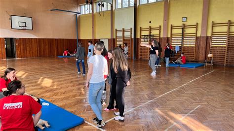 Študenti poskytujúci prvú pomoc počas súťaže