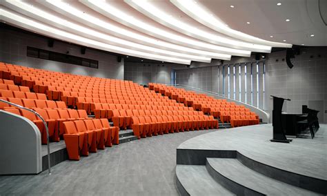 Interiér auly SPU s operným vystúpením