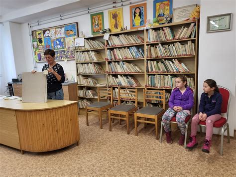 Obraz starovekej knižnice s mnohými zvitkami