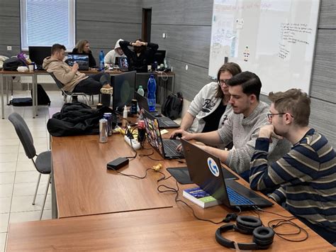 Študenti pracujúci na projekte